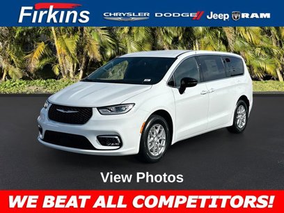 New 2025 Chrysler Pacifica Select