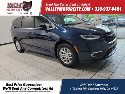 New 2025 Chrysler Pacifica Select