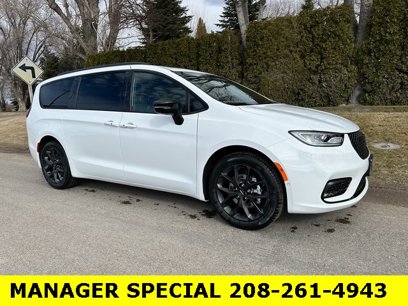 New 2024 Chrysler Pacifica Limited w/ Uconnect Theater Family Group