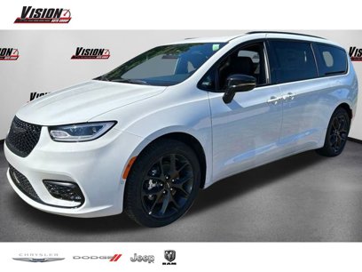 New 2024 Chrysler Pacifica Limited w/ S Appearance Package