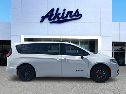 New 2025 Chrysler Pacifica Select