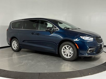 New 2025 Chrysler Pacifica Select