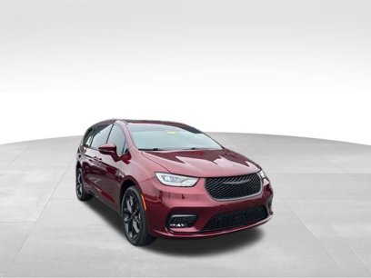 Used 2022 Chrysler Pacifica Limited w/ Uconnect Theater Family Group
