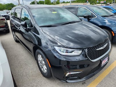 New 2025 Chrysler Pacifica Select
