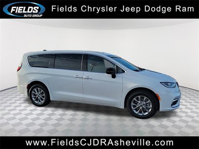 New 2025 Chrysler Pacifica Select