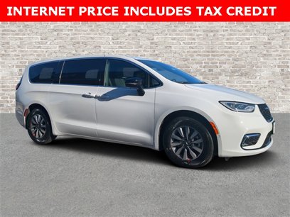 New 2025 Chrysler Pacifica Select w/ Uconnect Theater Family Group