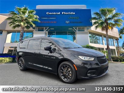 Used 2021 Chrysler Pacifica Touring-L w/ Uconnect Theater Family Group