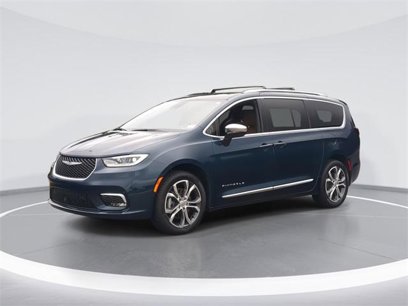 Certified 2025 Chrysler Pacifica Pinnacle w/ Trailer Tow Group