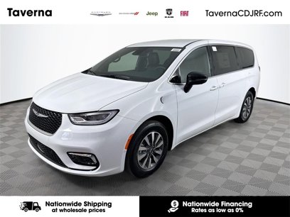 New 2025 Chrysler Pacifica Select