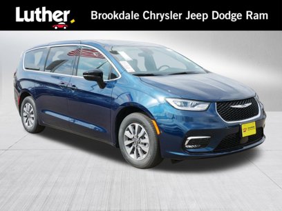 New 2025 Chrysler Pacifica Select