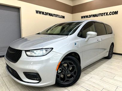 Used 2022 Chrysler Pacifica Limited w/ Uconnect Theater Family Group
