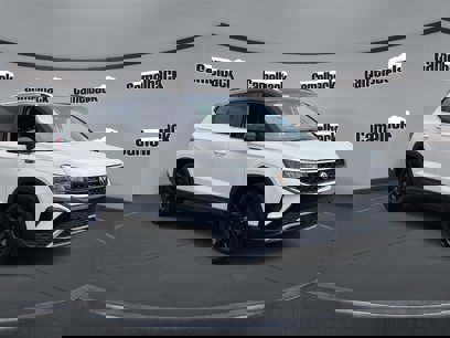 Used 2024 Volkswagen Taos SE w/ Panoramic Sunroof Package