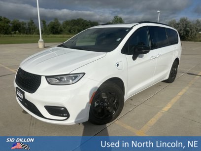 Used 2025 Chrysler Pacifica Premium
