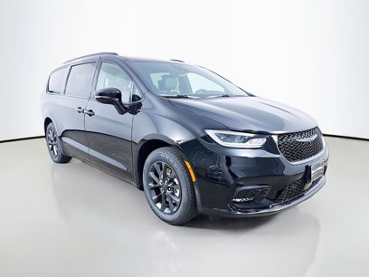 New 2025 Chrysler Pacifica Select w/ Uconnect Theater Family Group