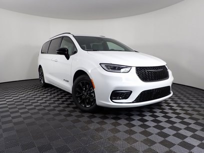 New 2025 Chrysler Pacifica Select