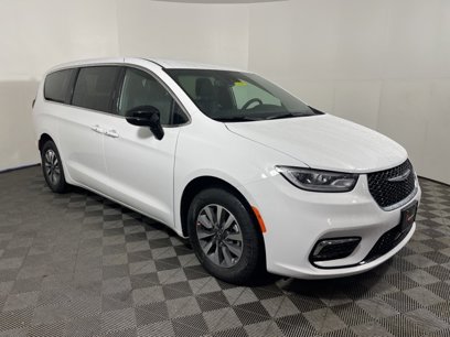 New 2025 Chrysler Pacifica Select