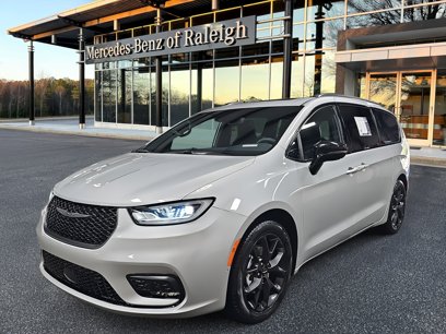 Used 2024 Chrysler Pacifica Limited w/ S Appearance Package