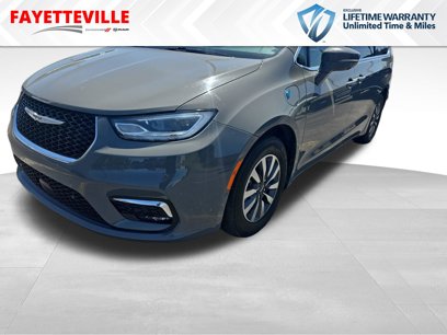 Used 2022 Chrysler Pacifica Touring-L w/ Uconnect Theater Family Group