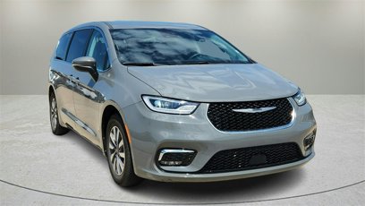 Used 2023 Chrysler Pacifica Touring-L