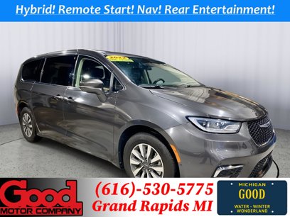 Used 2022 Chrysler Pacifica Touring-L w/ Uconnect Theater Family Group
