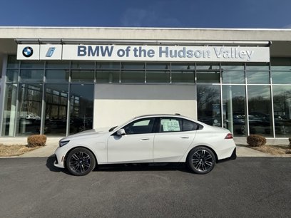 New 2025 BMW 550e xDrive w/ Premium Package
