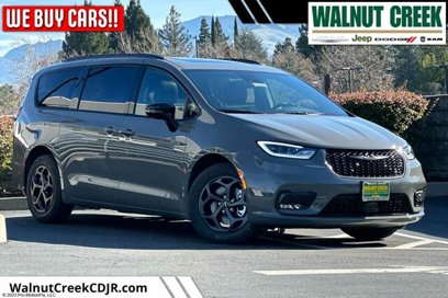 New 2025 Chrysler Pacifica Premium