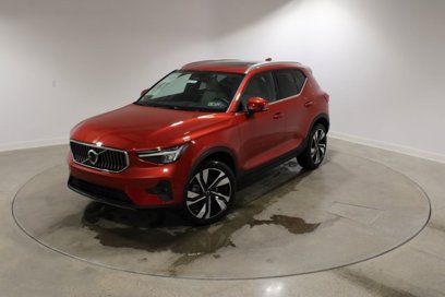 New 2025 Volvo XC40 B5 Plus w/ Climate Package