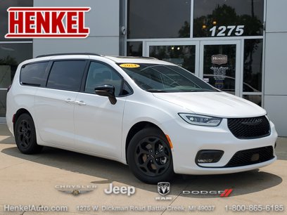 Used 2024 Chrysler Pacifica Premium