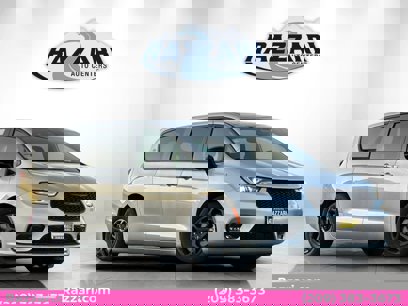 New 2023 Chrysler Pacifica Limited w/ Uconnect Theater Family Group