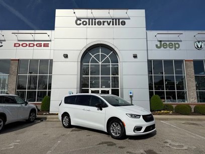 New 2025 Chrysler Pacifica Select w/ Uconnect Theater Family Group
