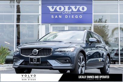 New 2025 Volvo V60 B5 Cross Country Plus w/ Protection Package Premier
