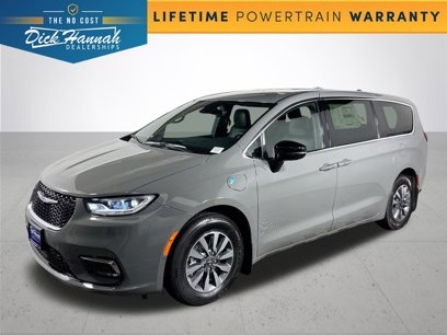 New 2025 Chrysler Pacifica Select