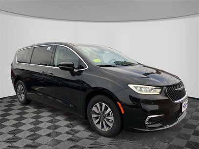 New 2023 Chrysler Pacifica Touring-L w/ Uconnect Theater Family Group