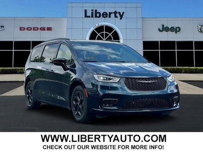 New 2025 Chrysler Pacifica Select