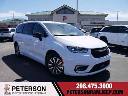 New 2025 Chrysler Pacifica Select