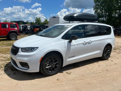 New 2025 Chrysler Pacifica Select