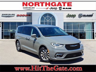 Used 2022 Chrysler Pacifica Touring-L w/ Uconnect Theater Family Group