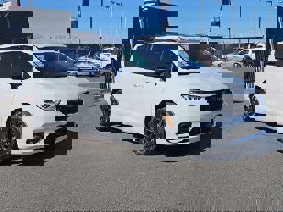 New 2025 Chrysler Pacifica Premium