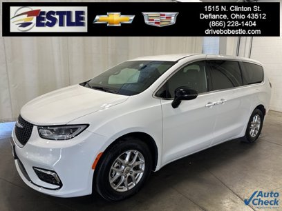 Used 2025 Chrysler Pacifica Select