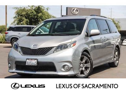 Used 2017 Toyota Sienna SE w/ Preferred Accessory Package