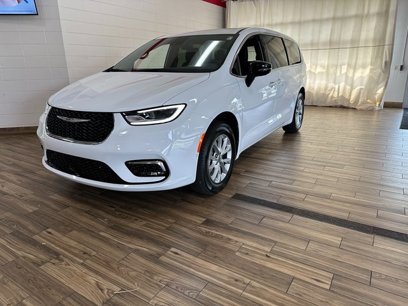 New 2025 Chrysler Pacifica Select