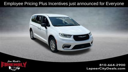 New 2025 Chrysler Pacifica Select
