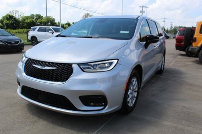 Used 2024 Chrysler Pacifica Touring-L