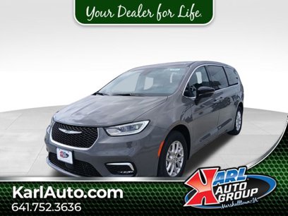 New 2025 Chrysler Pacifica Select