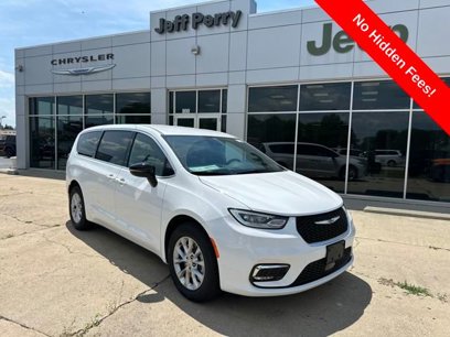 New 2025 Chrysler Pacifica Select