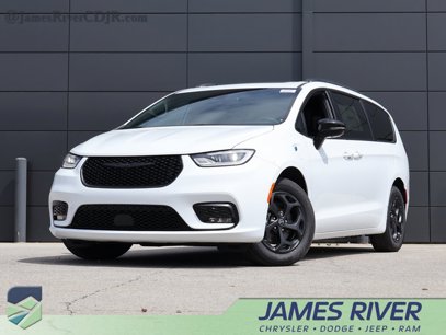 New 2025 Chrysler Pacifica Select
