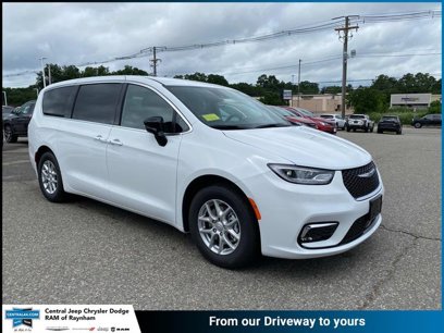 New 2025 Chrysler Pacifica Select