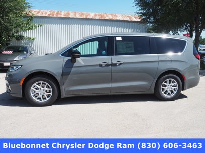 New 2025 Chrysler Pacifica Select