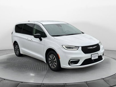 Used 2024 Chrysler Pacifica Select