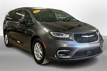 Used 2023 Chrysler Pacifica Touring-L